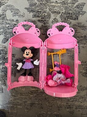 Disney Minnie Mouse Pink Portable Playset with Outfit & Accessories